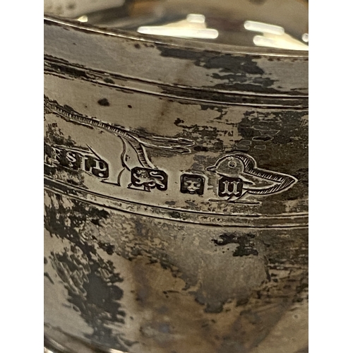 3 - A HALLMARKED 1935 LONDON SILVER TWIN-HANDLED CUP WITH AN ENGRAVED DESIGN ON THE BODY, MAKER FINNIGAN... 