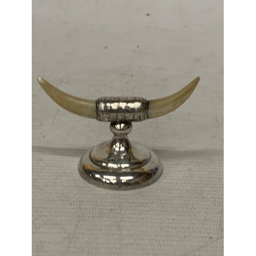 20 - A HALLMARKED BIRMINGHAM SILVER HORN RING HOLDER, WEIGHTED BOTTOM GROSS WEIGHT 79 GRAMS HEIGHT 6CM