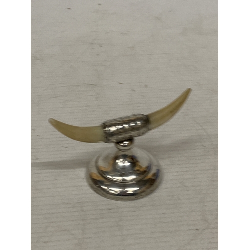 20 - A HALLMARKED BIRMINGHAM SILVER HORN RING HOLDER, WEIGHTED BOTTOM GROSS WEIGHT 79 GRAMS HEIGHT 6CM