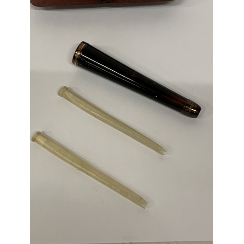 24 - AN AMBER AND 9CT GOLD CHEROOT HOLDER IN FITTED CASE