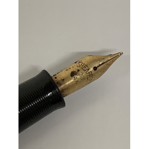 26 - A VINTAGE SHEAFFER FOUNTAIN PEN WITH 14CT GOLD NIB