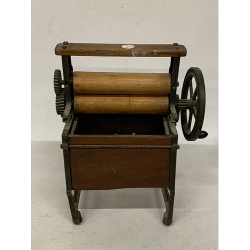 28 - A VINTAGE WOODEN AND STEEL MINIATURE SALESMAN'S MANGLE
