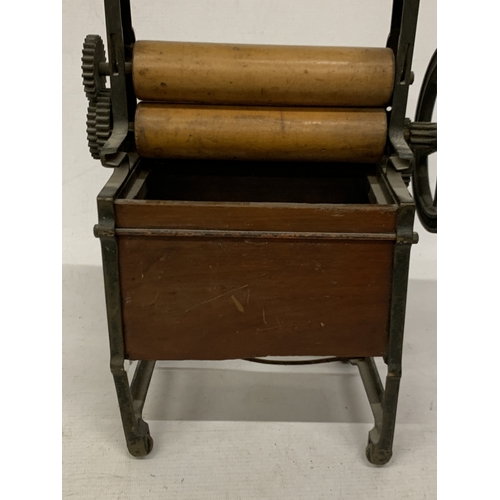 28 - A VINTAGE WOODEN AND STEEL MINIATURE SALESMAN'S MANGLE