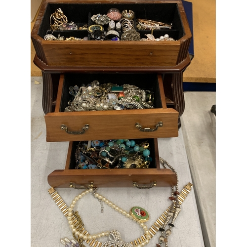 29 - A WOODEN JEWELLERY BOX WITH TWO DRAWERS AND LIFT UP LID, CONTAINING A QUANTITY OF COSTUME JEWELLERY,... 