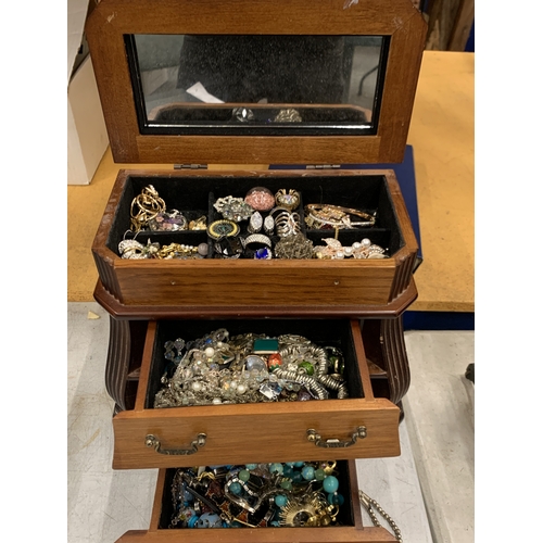 29 - A WOODEN JEWELLERY BOX WITH TWO DRAWERS AND LIFT UP LID, CONTAINING A QUANTITY OF COSTUME JEWELLERY,... 
