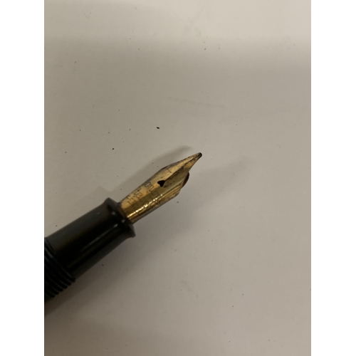 33 - A VINTAGE CONWAY STEWART 'DINKIE' FOUNTAIN PEN WITH 14CT GOLD NIB, MODEL NUMBER 540