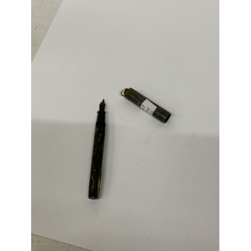 33 - A VINTAGE CONWAY STEWART 'DINKIE' FOUNTAIN PEN WITH 14CT GOLD NIB, MODEL NUMBER 540