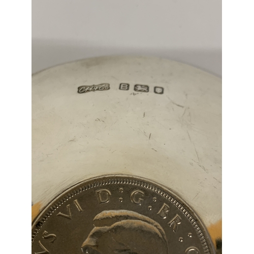 46 - A HALLMARKED LONDON SILVER DISH WITH A CROWN SET INTO THE CENTER. THE DATE OF THE CROWN IS 1937 GROS... 