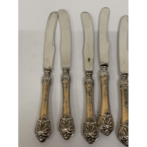 53 - FIVE HALLMARKED SHEFFIELD SILVER BUTTER KNIFE SET, WEIGHT 117.5 GRAMS