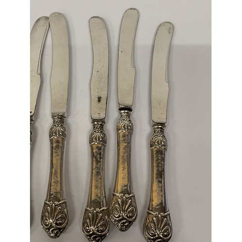 53 - FIVE HALLMARKED SHEFFIELD SILVER BUTTER KNIFE SET, WEIGHT 117.5 GRAMS