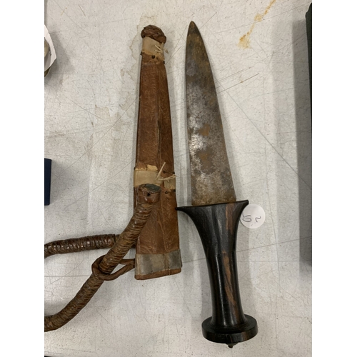 34 - AN 1878 ZULU WARS NATIVE CLOSE FIGHTING STAB KNIFE IN A LEATHER SHEATH