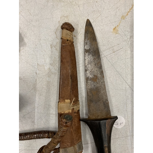 34 - AN 1878 ZULU WARS NATIVE CLOSE FIGHTING STAB KNIFE IN A LEATHER SHEATH