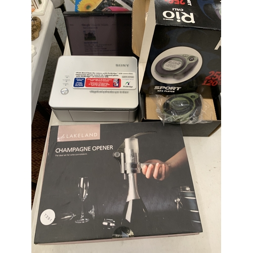 206 - AN ASSORTMEMNT OF ITEMS TO INCLUDE A BOXED LAKELAND CHAMPAGNE OPENER, A BOXED SONY DIGITAL PHOTO PRI... 