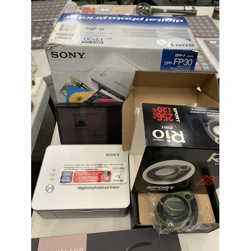 206 - AN ASSORTMEMNT OF ITEMS TO INCLUDE A BOXED LAKELAND CHAMPAGNE OPENER, A BOXED SONY DIGITAL PHOTO PRI... 