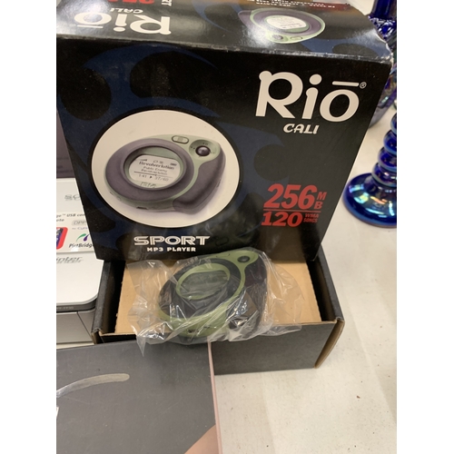 206 - AN ASSORTMEMNT OF ITEMS TO INCLUDE A BOXED LAKELAND CHAMPAGNE OPENER, A BOXED SONY DIGITAL PHOTO PRI... 