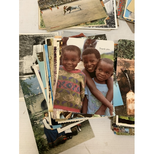 213 - A LARGE COLLECTION OF VINTAGE FOREIGN POSTCARDS