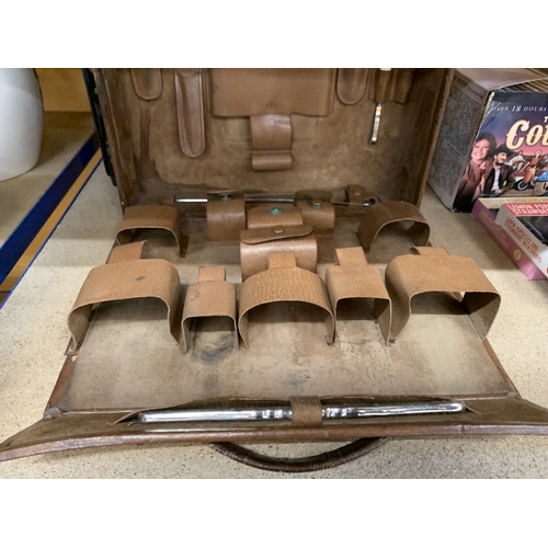 298 - A VINTAGE VANITY SUITCASE WITH A FEW ITEMS