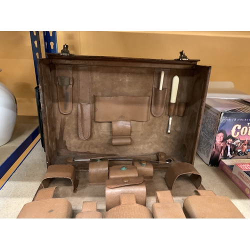 298 - A VINTAGE VANITY SUITCASE WITH A FEW ITEMS