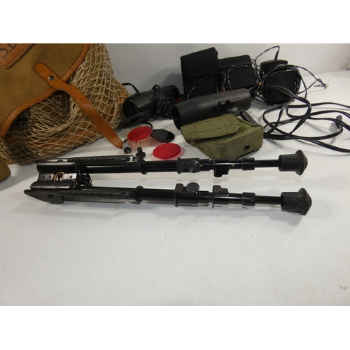 335 - A COLLECTION OF SHOOTING EQUIPMENT, COMPRISED OF A GAME BAG, EXTENDABLE RIFLE BIPOD, NIGHT LAMPS AND... 