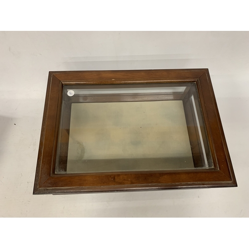 15 - A MAHOGANY FRAMED GLAZED DISPLAY CABINET, HEIGHT 17CM, WIDTH 46CM, DEPTH 33CM