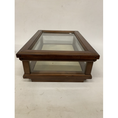 15 - A MAHOGANY FRAMED GLAZED DISPLAY CABINET, HEIGHT 17CM, WIDTH 46CM, DEPTH 33CM