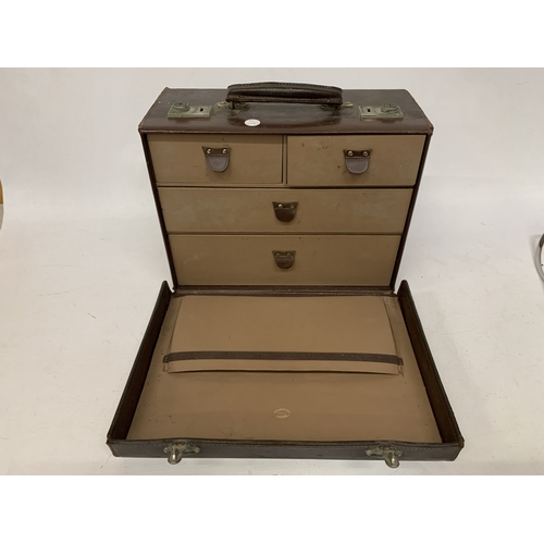 18 - A VINTAGE 1940'S BROWN LEATHER DOCTOR'S CASE, MAKERS NAME THACKRAY, LEEDS