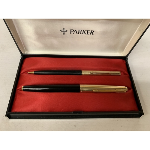 32 - A VINTAGE PARKER PEN AND PENCIL SET WITH 12CT ROLLED GOLD LIDS - BOXED