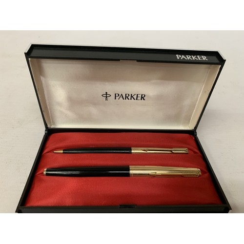 32 - A VINTAGE PARKER PEN AND PENCIL SET WITH 12CT ROLLED GOLD LIDS - BOXED