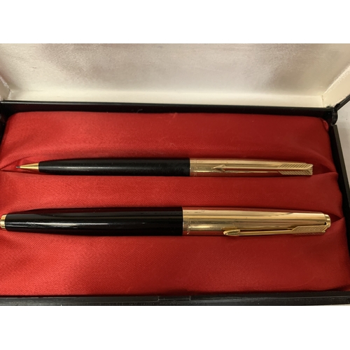 32 - A VINTAGE PARKER PEN AND PENCIL SET WITH 12CT ROLLED GOLD LIDS - BOXED