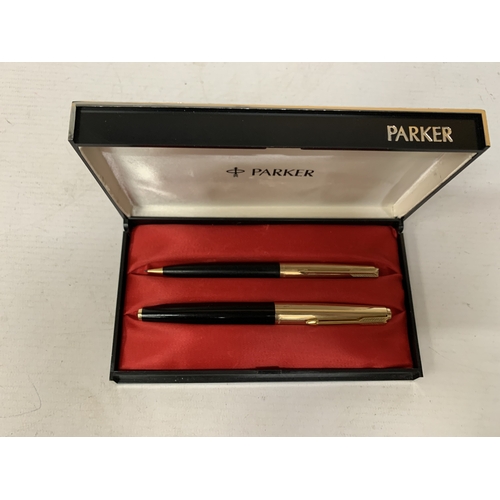 32 - A VINTAGE PARKER PEN AND PENCIL SET WITH 12CT ROLLED GOLD LIDS - BOXED