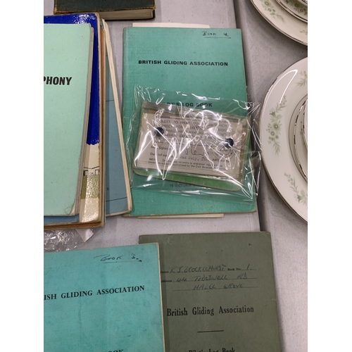 111 - AN ASSORTMENT OF VINTAGE GLIDING EPHEMERA TO INCLUDE PILOTS LOG BOOKS, LICENSES, FROM HAZEL GROVE ET... 