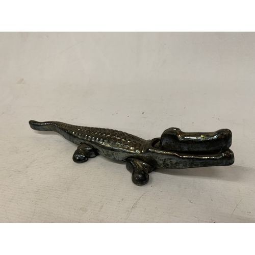 146 - A HEAVY CAST IRON VINTAGE CROCODILE NUTCRACKER 14