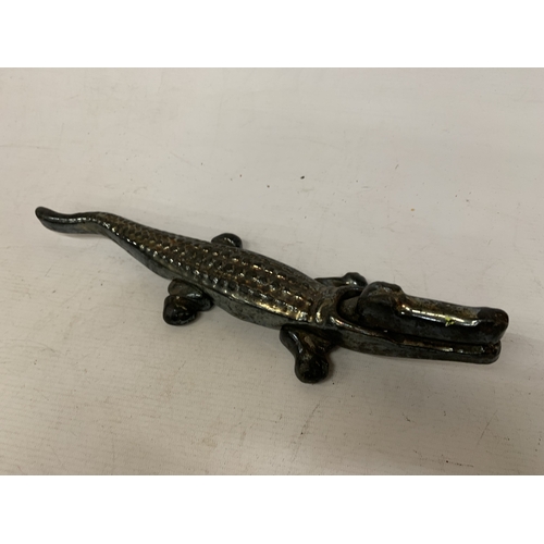 146 - A HEAVY CAST IRON VINTAGE CROCODILE NUTCRACKER 14