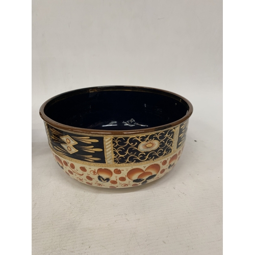 160 - TWO VINTAGE IMARI PATTERNED CERAMIC PIECES TO INCLUDE A HEXAGONAL DOUBLE HANDLED PLANTER/BOWL AND A ... 