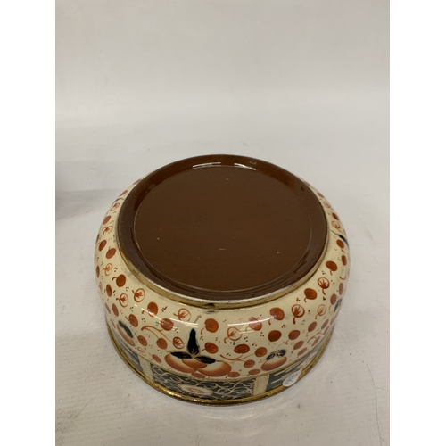160 - TWO VINTAGE IMARI PATTERNED CERAMIC PIECES TO INCLUDE A HEXAGONAL DOUBLE HANDLED PLANTER/BOWL AND A ... 