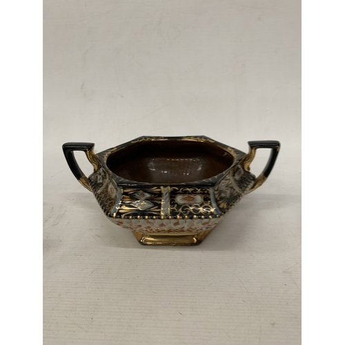 160 - TWO VINTAGE IMARI PATTERNED CERAMIC PIECES TO INCLUDE A HEXAGONAL DOUBLE HANDLED PLANTER/BOWL AND A ... 