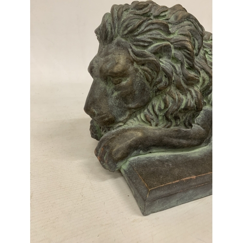 25 - A CARVED SERPENTINE MODEL OF A RECUMBENT SLEEPING LION - 40 CM (L)