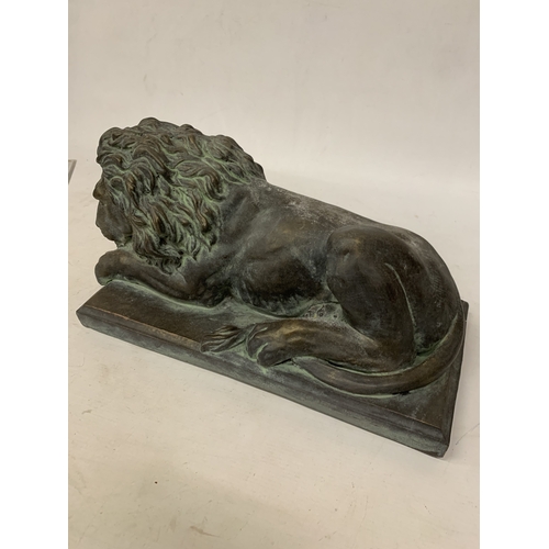 25 - A CARVED SERPENTINE MODEL OF A RECUMBENT SLEEPING LION - 40 CM (L)