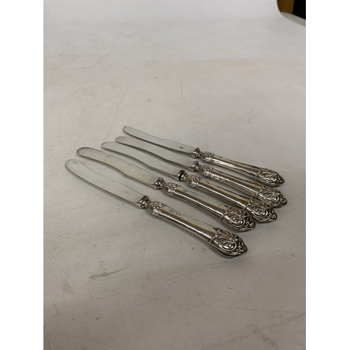 27 - A SET OF HALLMARKED SILVER BUTTER KNIVES X 5