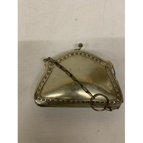 35 - A LATE VICTORIAN SILVER-TONED COIN PURSE WITH INTRICATE ENGRAVING AND FINGER CHAIN