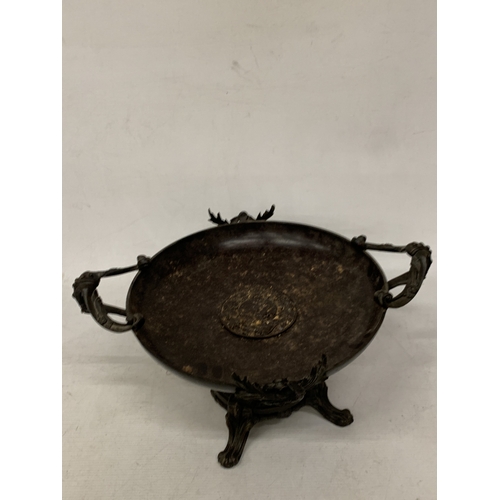 40 - A LATE 19TH CENTURY NEO-GREC STYLE PATINATED BRONZE TAZZA WITH DECORATIVE ELEMENTS