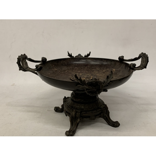 40 - A LATE 19TH CENTURY NEO-GREC STYLE PATINATED BRONZE TAZZA WITH DECORATIVE ELEMENTS
