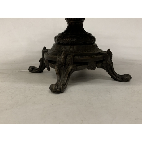 40 - A LATE 19TH CENTURY NEO-GREC STYLE PATINATED BRONZE TAZZA WITH DECORATIVE ELEMENTS
