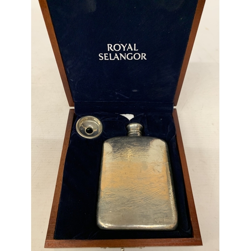 42 - A ROYAL SELANGOR HAND FINISHED PEWTER HIP FLASK IN A WOODEN GIFT BOX