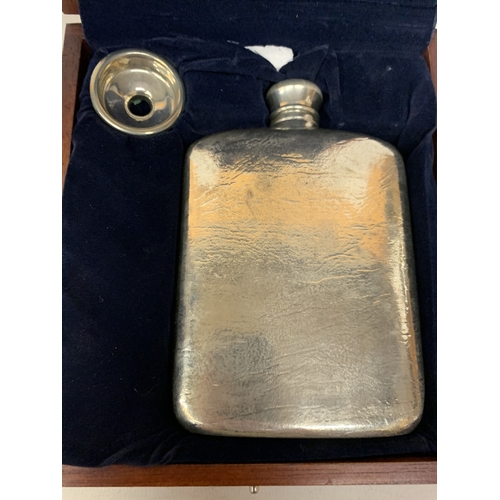 42 - A ROYAL SELANGOR HAND FINISHED PEWTER HIP FLASK IN A WOODEN GIFT BOX