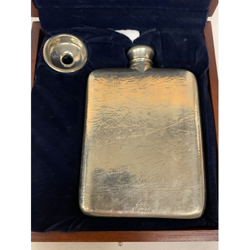 42 - A ROYAL SELANGOR HAND FINISHED PEWTER HIP FLASK IN A WOODEN GIFT BOX