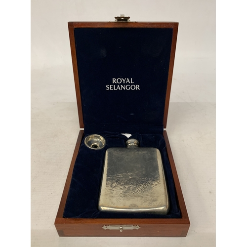 42 - A ROYAL SELANGOR HAND FINISHED PEWTER HIP FLASK IN A WOODEN GIFT BOX