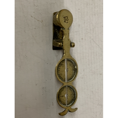 44 - A VICTORIAN BRASS BALANCE SCALE FOR SOVEREIGN AND HALF-SOVEREIGN COINS