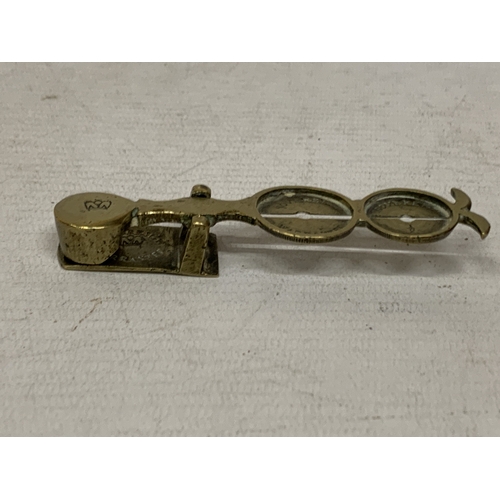 44 - A VICTORIAN BRASS BALANCE SCALE FOR SOVEREIGN AND HALF-SOVEREIGN COINS