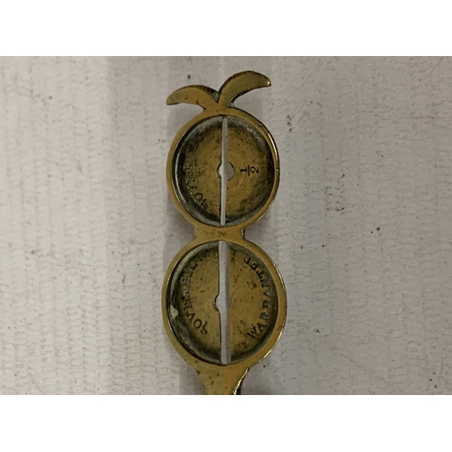 44 - A VICTORIAN BRASS BALANCE SCALE FOR SOVEREIGN AND HALF-SOVEREIGN COINS